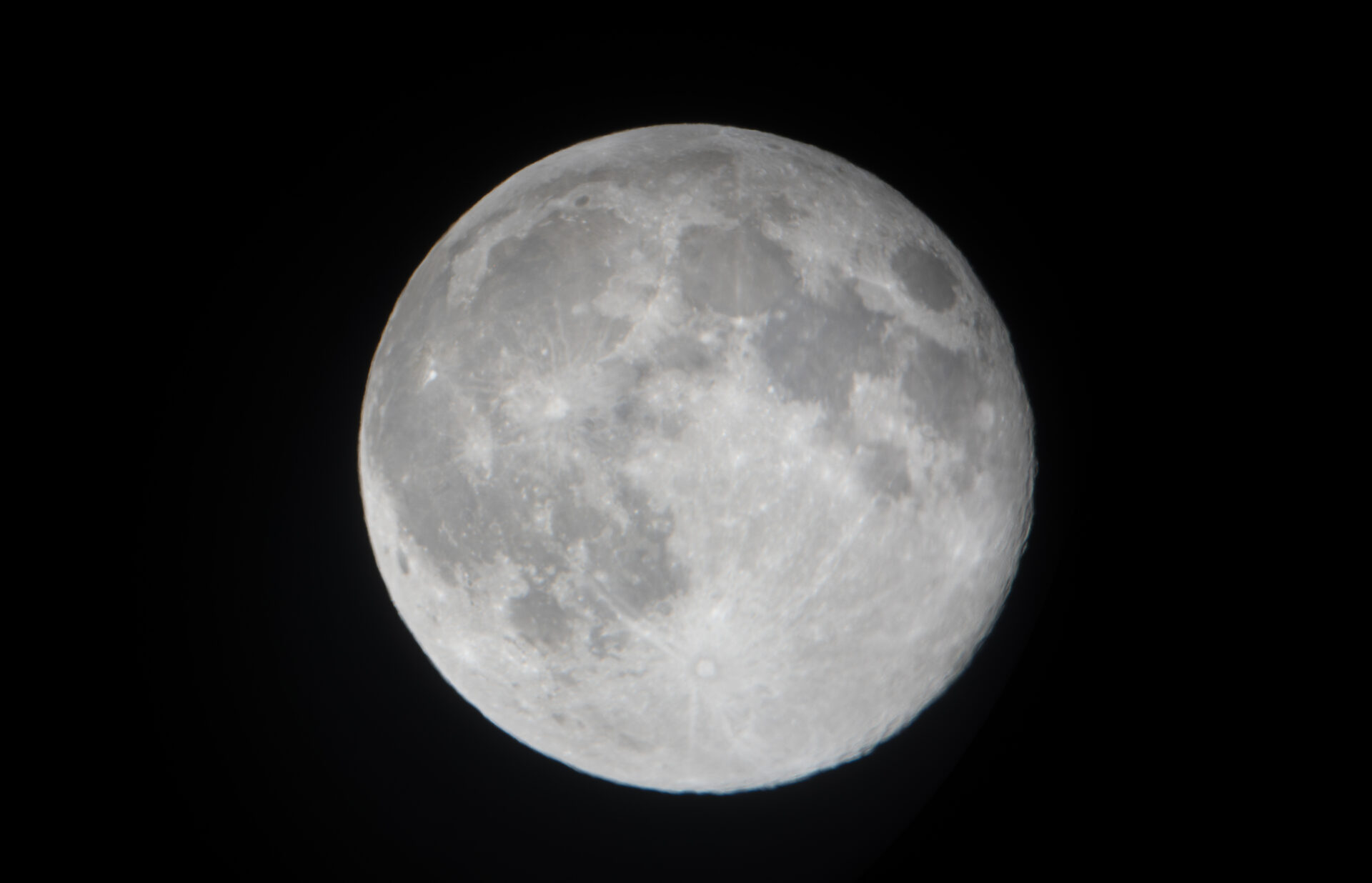 La comunidad de Vegas Blancas en Angol experimentó una noche estelar con el evento 'Celebrando la Luna Llena', impulsado por la Agrupación de Ecoturismo Nahuelbuta, en colaboración con el municipio y CMPC. Más de 60 personas disfrutaron de la magia del universo, destacando la participación de la profesora Nadia Valenzuela, quien ha colaborado con la NASA.